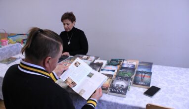 Książki dla seniora – biblioteka w Maryniowie 30.03.2023r.
